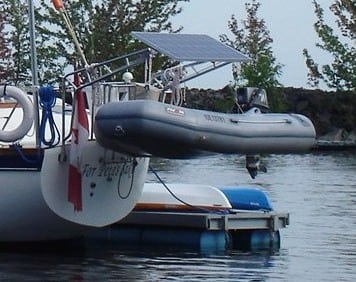 Dinghy davit systems and dinghy davits for inflatable boat davit